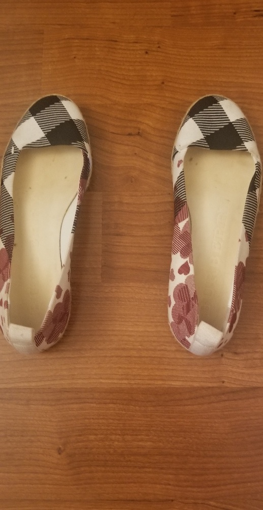 Authentic Burberry flat shoes in used condition.